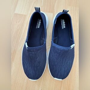 Adidas Women's Cloudfoam Lite Racer
Slip-On AC8476 G/B Navy size 8.5 like new